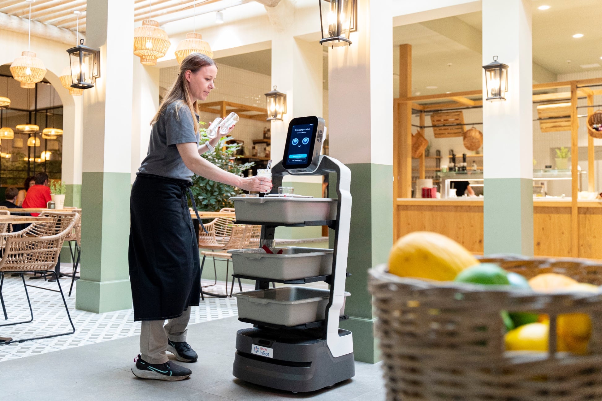 Serviceroboter hilft beim Abräumen im Restaurant